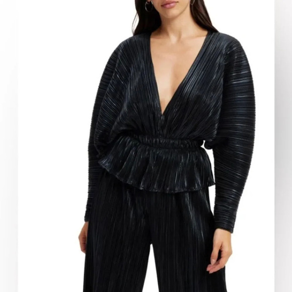 Good American Tops - NEW Good American Plissé Deep V-Neck Dolman Sleeve Top